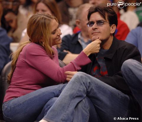 Charlie Sheen et Brooke Mueller assistent a un match de bsket
