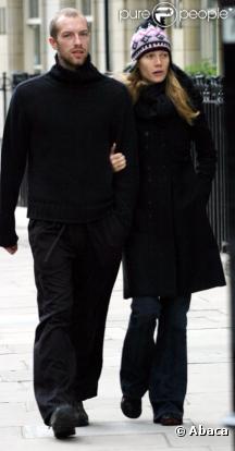 Gwyneth Paltrow et Chris Martin se promènent à Londres en 2003 