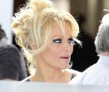 Pamela Anderson obligée de se dévêtir pour passer les portiques électroniques de l'aéroport de Los Angeles, d'où elle a décollé le 4 février 2011 à destination de Dallas, où se jouera le Super Bowl, le 6 février 2011.