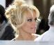 Pamela Anderson obligée de se dévêtir pour passer les portiques électroniques de l'aéroport de Los Angeles, d'où elle a décollé le 4 février 2011 à destination de Dallas, où se jouera le Super Bowl, le 6 février 2011.