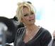 Pamela Anderson obligée de se dévêtir pour passer les portiques électroniques de l'aéroport de Los Angeles, d'où elle a décollé le 4 février 2011 à destination de Dallas, où se jouera le Super Bowl, le 6 février 2011.