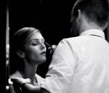 Vanessa Paradis en train de se faire maquiller par Peter Philips dans les coulisses du shooting Rouge Coco Shine 