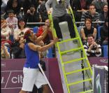Alizé Cornet a failli chuter de sa chaise d'arbitre à cause de Yannick Noah lors de la soirée caritative Amélie organisée par Amélie Mauresmo pour l'Institut Curie au stade Coubertin, le 7 février 2011