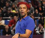 Yannick Noah fait le show lors de la soirée caritative Amélie organisée par Amélie Mauresmo pour  l'Institut Curie au stade Coubertin, le 7 février 2011