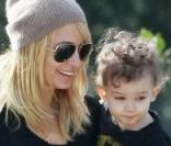 Nicole Richie emmène ses deux enfants, Harlow et Sparrow (qui porte le t-shirt Batman), dans une forêt de Beverly Hills le 5 février 2011