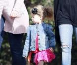 Nicole Richie emmène ses deux enfants, Harlow et Sparrow (qui porte le t-shirt Batman), dans une forêt de Beverly Hills le 5 février 2011