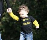 Nicole Richie emmène ses deux enfants, Harlow et Sparrow (qui porte le t-shirt Batman), dans une forêt de Beverly Hills le 5 février 2011