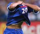 Le maillot floqué du numéro 20 que David Trezeguet a porté lors de la finale de la Coupe du Monde 1998 a été détruit par les douanes françaises...