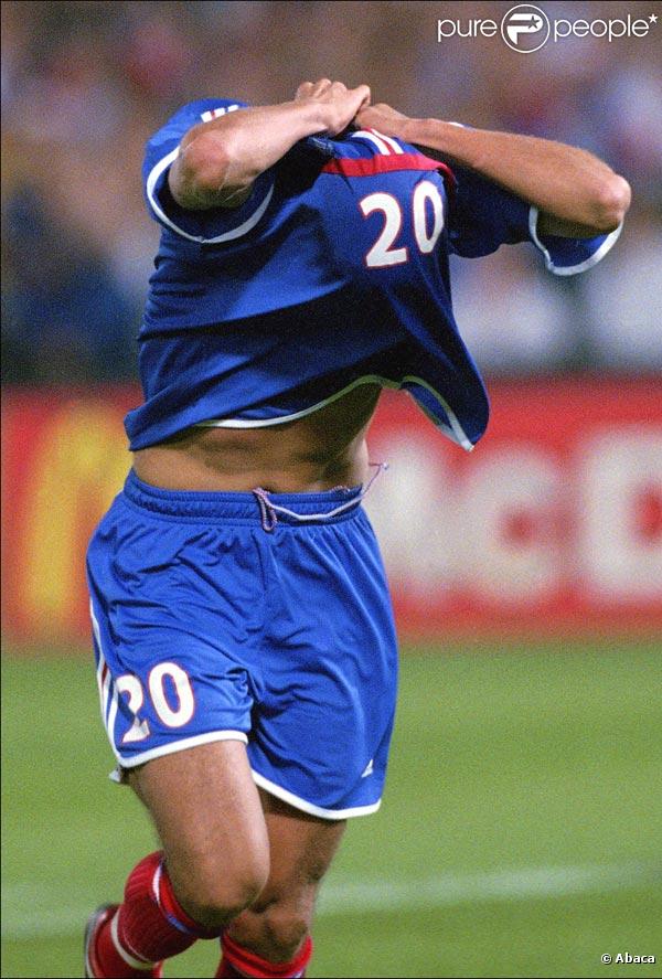 Le maillot floqué du numéro 20 que David Trezeguet a porté lors de la finale de la Coupe du Monde 1998 a été détruit par les douanes françaises...