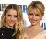 Teresa Palmer et Dianne Argon à l'occasion de l'avant-première de  Numéro Quatre , qui s'est tenue au Mann's Village Theatre d'Hollywood, à Los Angeles, le 9 février 2011.