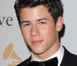 Nick Jonas (Jonas Brothers) était invité à assister au dîner de gala organisé en marge de la cérémonie des Grammy Awards 2011, samedi 12 février, au Beverly Hilton Hotel de Los Angeles.