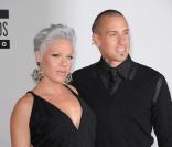 Pink dans une robe noire discrète et son mari Carey Hart  à la cérémonie des American Music Awards, novembre 2010. 