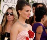 Natalie Portman ose la robe en soie à la cérémonie des Golden Globes, le 16 janvier 2011. 