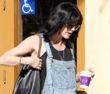 Selma Blair remet la salopette au goût du jour à Los Angeles, le 17 janvier 2011. 