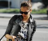 Jessica Alba garde son style incact, Los Angeles le 20 janvier 2011. 