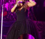 Mariah Carey enceinte et... toujours auss perchée !