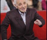 Charles Aznavour sur le plateau de l'émission Vivement Dimanche, diffusée le 20 février 2011.