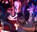 Justin Bieber brise une guitare en deux et frappe un animateur français !