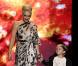 Gwen Stefani et son fils Kingston Rossdale sur le catwalk au défilé L.A.M.B durant la Fashion Week de New York, le 17 février 2011. 