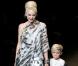 Gwen Stefani et son fils Kingston Rossdale sur le catwalk au défilé  L.A.M.B durant la Fashion Week de New York, le 17 février 2011.