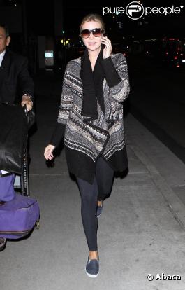 Ivanka Trump arrive à l'aéroport de Los Angeles (LAX) après un séjour à Hawaii, le 16 février 2011.