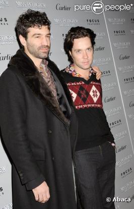 Rufus Wainwright et son compagnon Jorn Weisbrodt posent lors d'une soirée à New York en mars 2008 