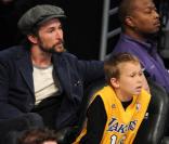 Noah Wyle et son fils Owen lors des NBA All-Star Game au Staples Center à Los Angeles le 20 février 2011
<p>&nbsp;</p>