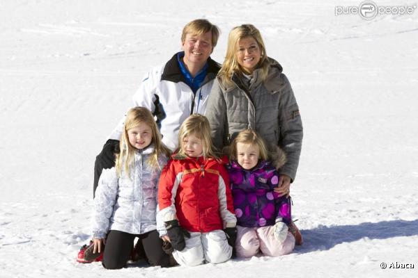 La famille royale des Pays-Bas au grand complet a rejoint les pistes de sa station de prédilection, à Lech, en Autriche, pour les vacances de février 2011. Samedi 19, tous ont pris la pose, à l'image de Willem-Alexander, Maxima et leurs trois filles