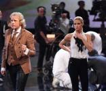 Thomas Gottschalk et Michelle Hunziker assistent impuissants à l'accident de Samuel Koch sur le plateau de  Wetten, dass...?  le 4 décembre 2010