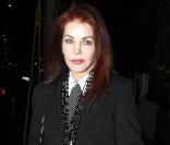  Priscilla Presley sort du restaurant Sur dans West Hollywood en compagnie d'un inconnu à Los Angeles le 18 février 2011 