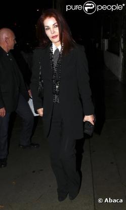  Priscilla Presley sort du restaurant Sur dans West Hollywood en compagnie d'un inconnu à Los Angeles le 18 février 2011 