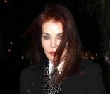  Priscilla Presley sort du restaurant Sur dans West Hollywood en compagnie d'un inconnu à Los Angeles le 18 février 2011 