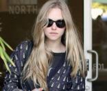 L'actrice Amanda Seyfried va boire un café avec une amie dans West Hollywood accompagnée par son chien le 21 février 2011
