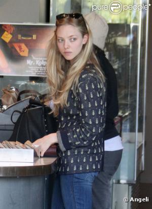 L'actrice Amanda Seyfried va boire un café avec une amie dans West Hollywood accompagnée par son chien le 21 février 2011