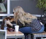 L'actrice Amanda Seyfried va boire un café avec une amie dans West Hollywood accompagnée par son chien le 21 février 2011