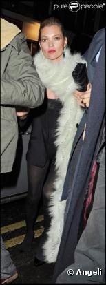 Kate Moss à son arrivée à une soirée londonienne après s'être rendue chez le Premier ministre le 21 février 2011 
