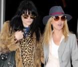 Kate Moss et Alison Mosshart du groupe The Kills à la sortie d'un défilé à Londres le 23 février 2011