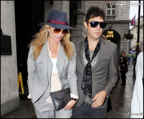 Kate Moss et Jamie Hince à Londres à la sortie d'un show le 23 février 2011