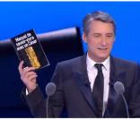 Antoine de Caunes fait la promotion du Manuel de savoir-vivre avec un César, remis à chaque nommé, assure-t-il.
