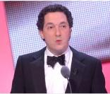 Guillaume Gallienne remet le prix du Meilleur second rôle féminin, lors de la 36e nuit des César, vendredi 25 février 2011.