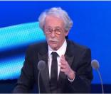 Jean Rochefort fait, à son tour, un discours sur la scène du Théâtre du Châtelet, pour la 36e nuit des César, vendredi 25 février.