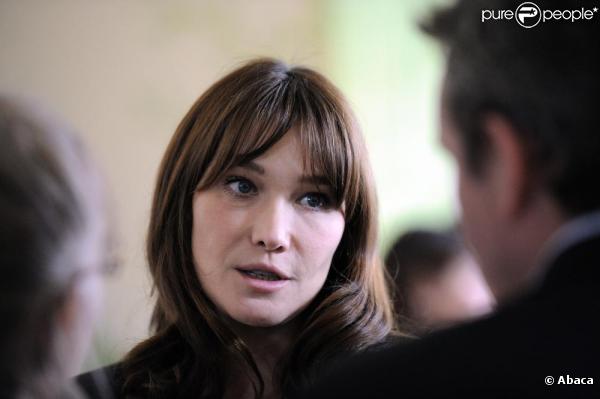 Carla Bruni-Sarkozy, lors de la visite d'un hôpital, le 15 décembre 2010 à Garches, près de Paris.