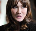 Carla Bruni-Sarkozy, lors de la visite d'un hôpital, le 15 décembre 2010 à Garches, près de Paris.