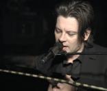 Récompensé deux fois aux Victoires 2010, Benjamin Biolay est à nouveau en compétition aux Victoires 2011, et dévoile le clip de  Ton Héritage , en lice pour la Chanson originale de l'année.