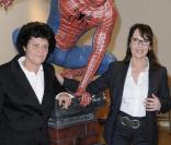 Chantal Lauby et Dominique Bayle lors de la vente aux enchères de jouets organisée par la maison Artcurial le 1er mars 2011 à Paris<br />