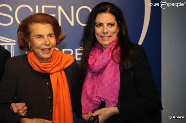 Au siège de l'UNESCO, à Paris, le 3 mars 2011, Liliane Bettencourt et Françoise Bettencourt-Meyers étaient réunies et de belle humeur pour la remise des prix L'Oréal-UNESCO pour les Femmes et la Science.