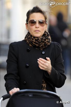La chanteuse Rachel Stevens et sa fille Amélie en landau lors d'une promenade dans les rues de Londres le 3 mars 2011 