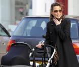 La chanteuse Rachel Stevens et sa fille Amélie en landau lors d'une promenade dans les rues de Londres le 3 mars 2011 
