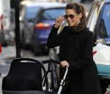 La chanteuse Rachel Stevens et sa fille Amélie en landau lors d'une promenade dans les rues de Londres le 3 mars 2011 