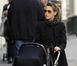 La chanteuse Rachel Stevens et sa fille Amélie en landau lors d'une promenade dans les rues de Londres le 3 mars 2011 